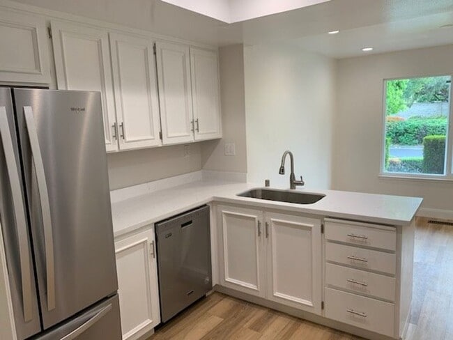 1523 Hopyard Rd in Pleasanton, CA - Foto de edificio - Building Photo