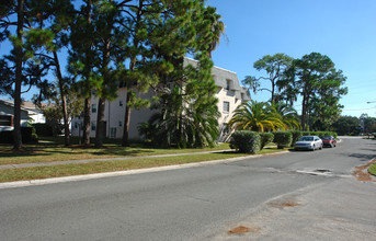 Hampton Bay Apartments in St. Petersburg, FL - Building Photo - Building Photo