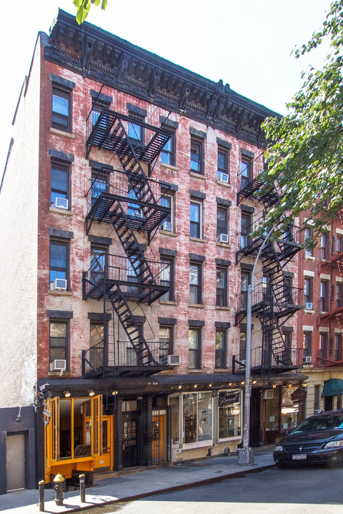 18 Cornelia Street in New York, NY - Building Photo