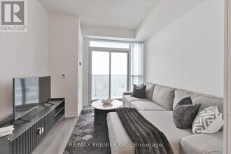 225 Commerce St in Vaughan, ON - Building Photo - Building Photo