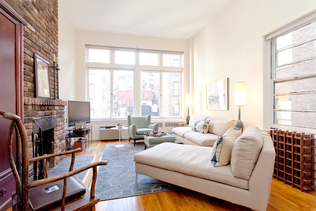 10 Charles St in New York, NY - Building Photo