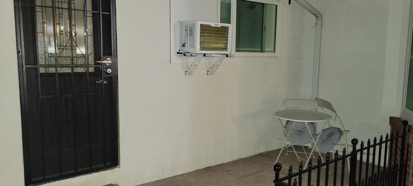 17446 Ludlow St, Unit 2 in Granada Hills, CA - Building Photo