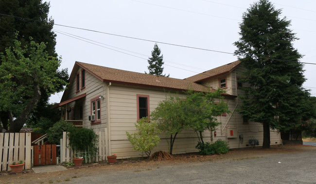 1116 S Cloverdale Blvd in Cloverdale, CA - Foto de edificio - Building Photo