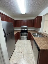351 Palm Way, Unit 204 in Pembroke Pines, FL - Building Photo - Building Photo