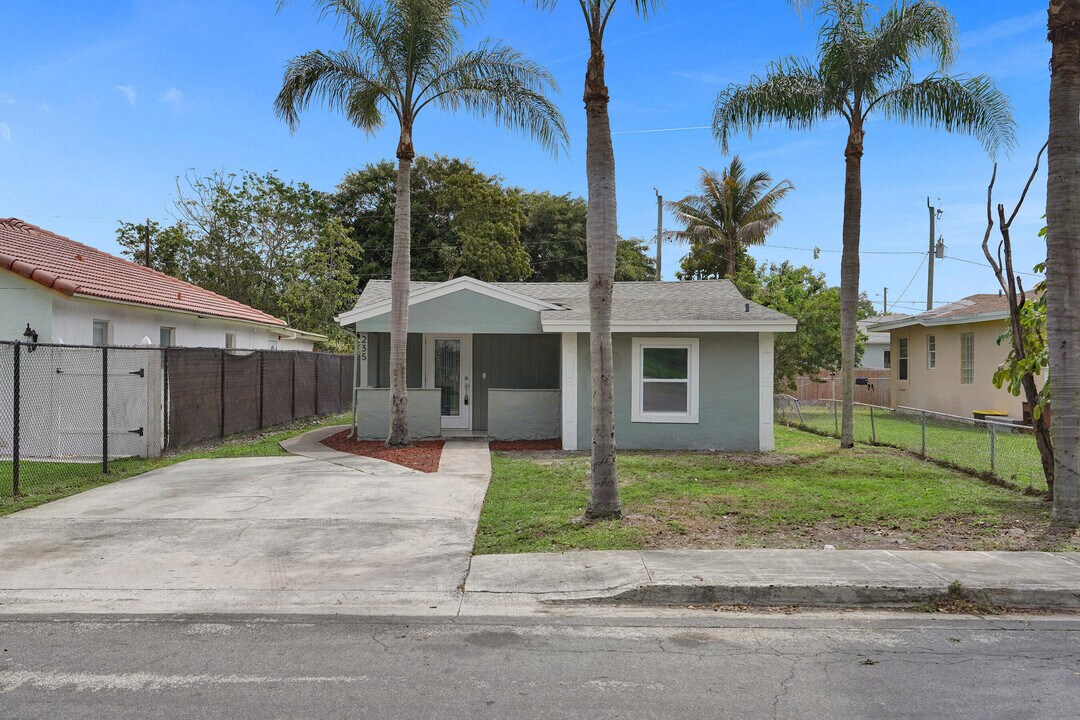 235 NW 10th Ave in Delray Beach, FL - Building Photo