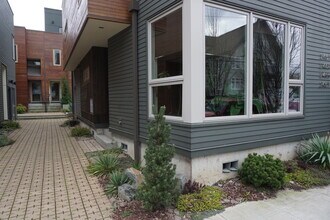 2451 SE Ankeny St, Unit 2451 in Portland, OR - Building Photo - Building Photo