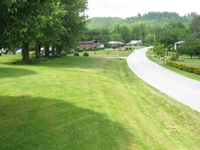 307 Oak Grove Rd in East Flat Rock, NC - Foto de edificio - Building Photo
