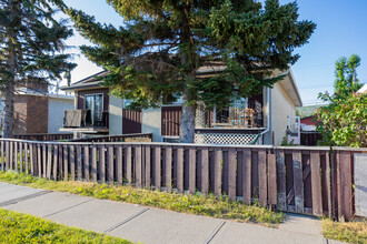 7915B Bowness Rd NW in Calgary, AB - Building Photo - Building Photo