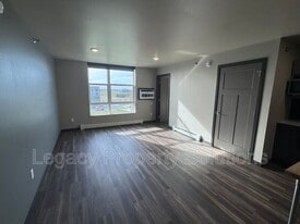 226 E Greenfield Ln in Bismarck, ND - Building Photo