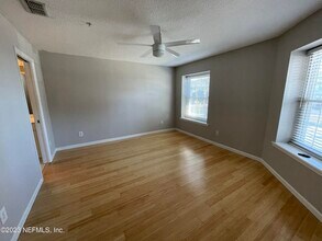 382 1st St S in Jacksonville Beach, FL - Foto de edificio - Building Photo