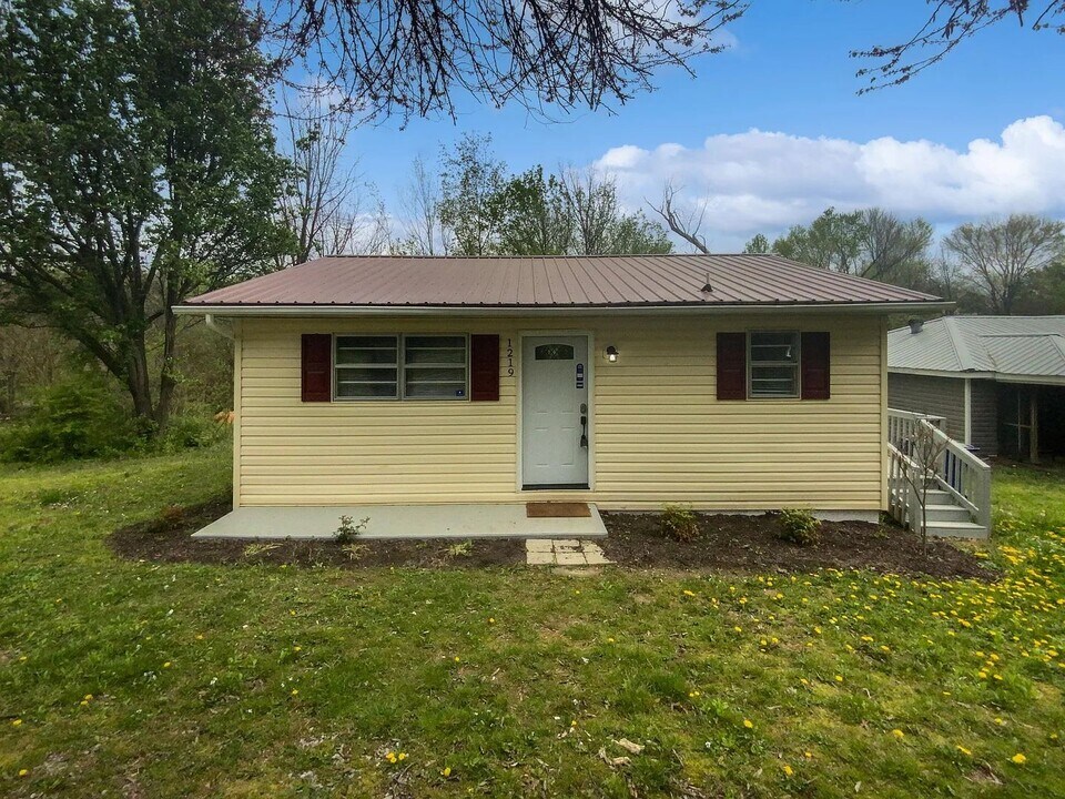 1219 Crest Dr SE in Cleveland, TN - Foto de edificio