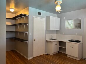 6327 Calvin Ave, Unit STUDIO in Tarzana, CA - Foto de edificio - Building Photo