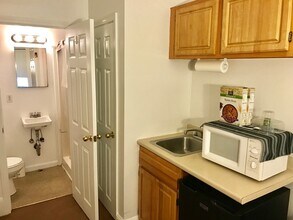 1079 Beacon St, Unit 8 in Brookline, MA - Building Photo - Building Photo