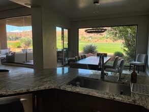 2410 W Entrada Trl in Saint George, UT - Foto de edificio - Building Photo