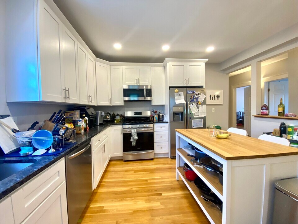 1433 Cambridge St, Unit 1A in Cambridge, MA - Building Photo