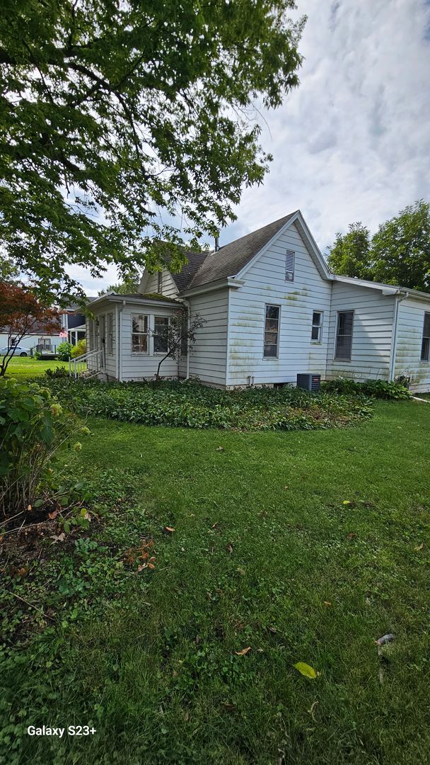 415 N Maple Ave in Minier, IL - Foto de edificio - Building Photo