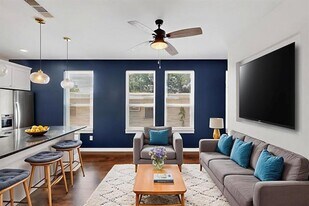 800 S Welch St in Denton, TX - Building Photo