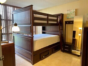 17011 N Bay Rd in Sunny Isles Beach, FL - Building Photo - Building Photo