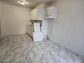 232 Stuyvesant Ave in Lyndhurst, NJ - Building Photo - Building Photo