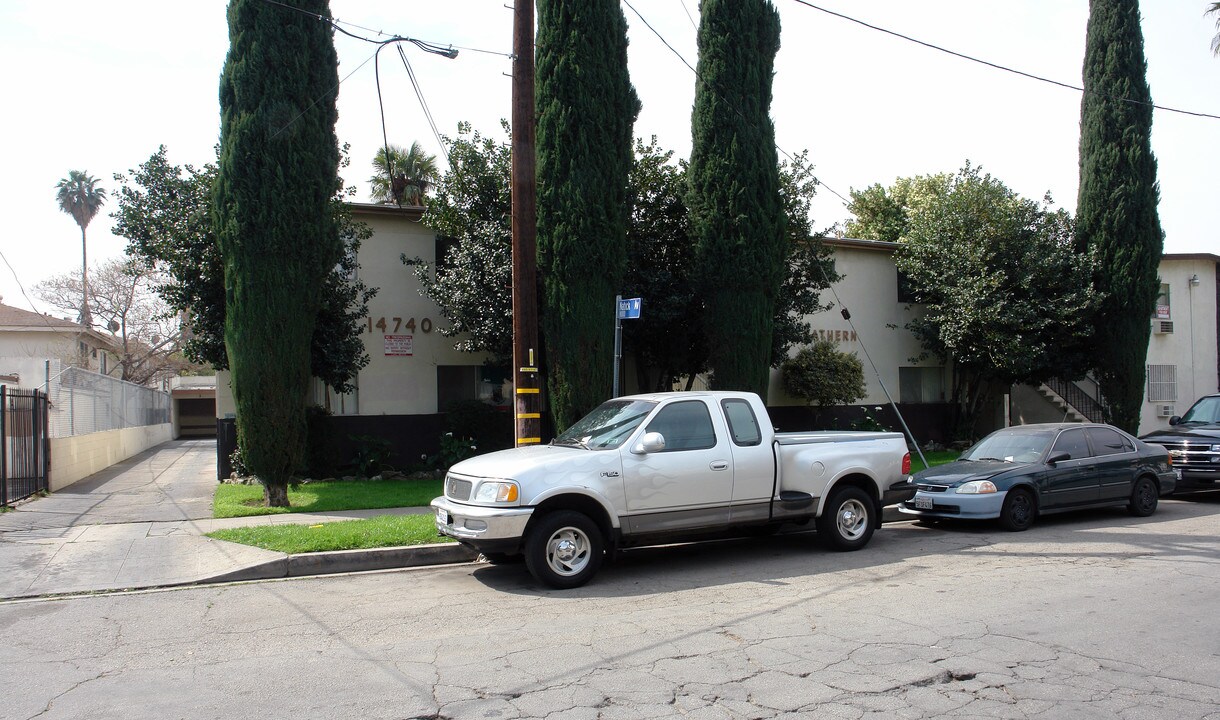 The Strathern in Panorama City, CA - Foto de edificio