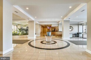 501 Slaters Ln in Alexandria, VA - Building Photo