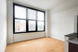 4600 Woodward Ave, Unit 401 in Detroit, MI - Foto de edificio - Building Photo