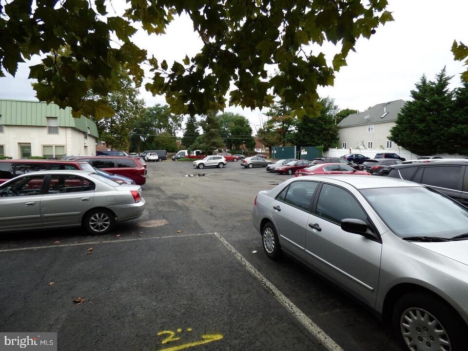 441 Tomlinson Rd, Unit E14 in Philadelphia, PA - Building Photo