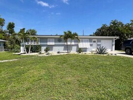 5221 York Ct in Cape Coral, FL - Building Photo