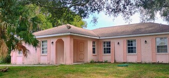 13486 Tyringham St in Spring Hill, FL - Building Photo