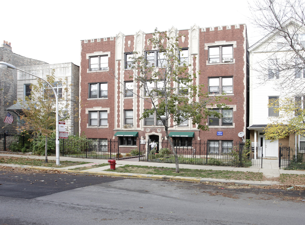 924 W Newport Ave in Chicago, IL - Foto de edificio