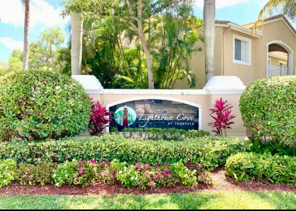 272 Village Blvd in Tequesta, FL - Building Photo