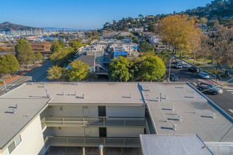 1601 Bridgeway in Sausalito, CA - Foto de edificio - Building Photo