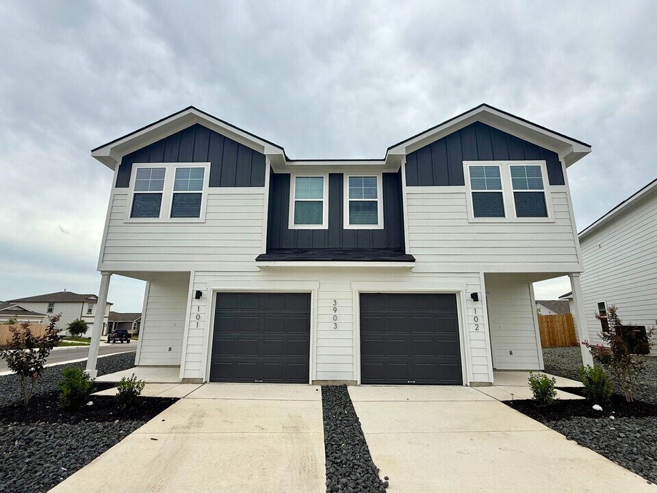 3903 Abbott Pass-Unit -3903 Abbott Pass St. Unit 102 in Saint Hedwig, TX - Building Photo