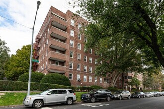 The Georgian House in Jamaica, NY - Foto de edificio - Building Photo