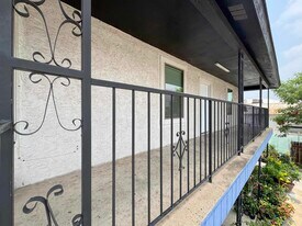 520 E Travis St in Laredo, TX - Building Photo