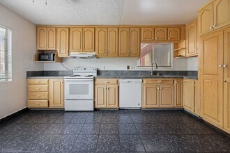 5462 Adobe Falls Rd in San Diego, CA - Building Photo - Building Photo