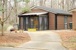 2101 Tarrywood Dr in Greensboro, NC - Building Photo