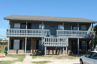 3226 Redwood Ln in Gulf Breeze, FL - Foto de edificio - Building Photo