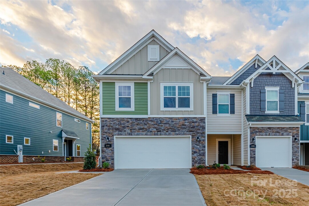 240 Harpers Run Ln in Matthews, NC - Building Photo