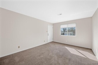 22 E Rock Creek Manor in Arnold, MO - Building Photo - Building Photo