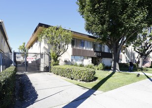 Sepulveda Apartments in Van Nuys, CA - Building Photo - Building Photo