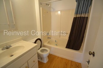 1944 Chaucer Dr-Unit -B in Cincinnati, OH - Building Photo - Building Photo