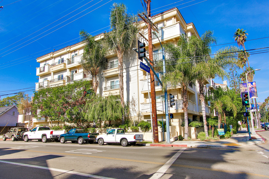 Doheny Seasons in Los Angeles, CA - Building Photo