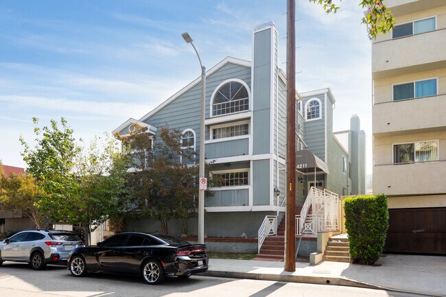 4211 Arch Dr in Studio City, CA - Building Photo - Building Photo