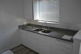 11662 Chandler Blvd in North Hollywood, CA - Foto de edificio - Building Photo