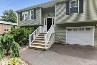 221 Griffin Rd in Suffield, CT - Building Photo - Building Photo