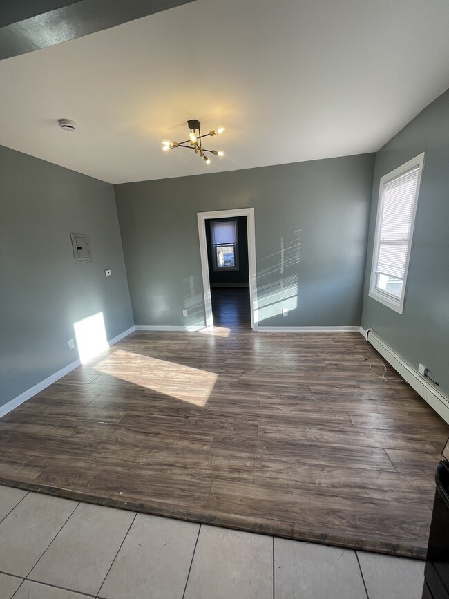 377 S 10th St, Unit 2 in Newark, NJ - Foto de edificio - Building Photo