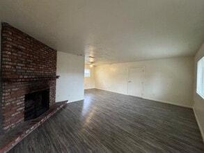 180 W 9th St in Clovis, CA - Building Photo - Building Photo