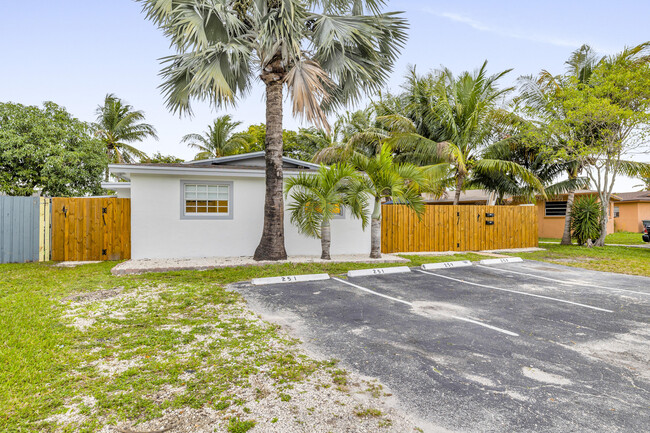 251 NE 40th Ct in Oakland Park, FL - Foto de edificio - Building Photo