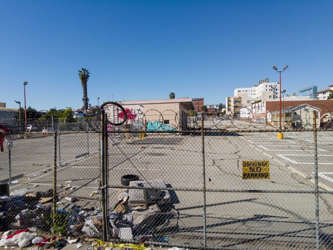 Enlightenment Plaza in Los Angeles, CA - Building Photo - Building Photo